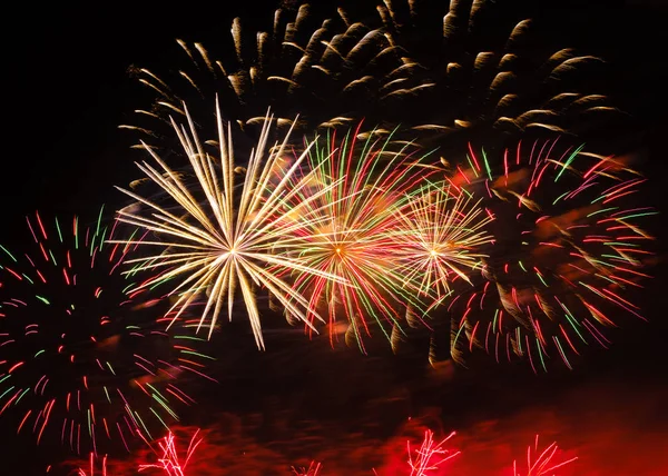 Gece gökyüzünde renkli havai fişek