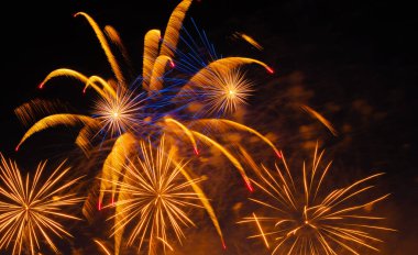 Gece gökyüzünde renkli havai fişek