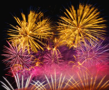 Gece gökyüzünde renkli havai fişek