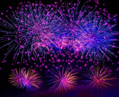 Gece gökyüzünde renkli havai fişek