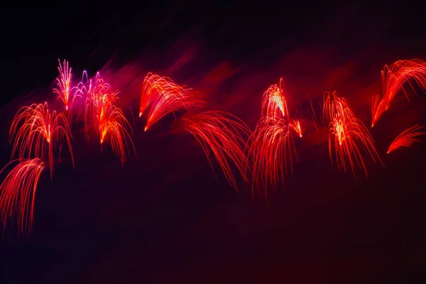 Kolorowe fajerwerki w nocne niebo — Zdjęcie stockowe