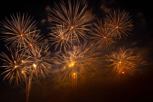 Gece gökyüzünde renkli havai fişek