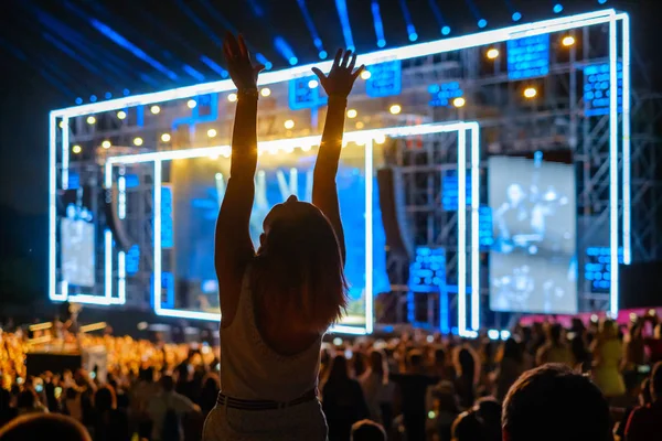 Frau tanzt bei Open-Air-Musikfestival — Stockfoto