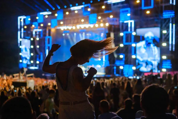 Mujer está bailando en el festival de música al aire libre — Foto de Stock