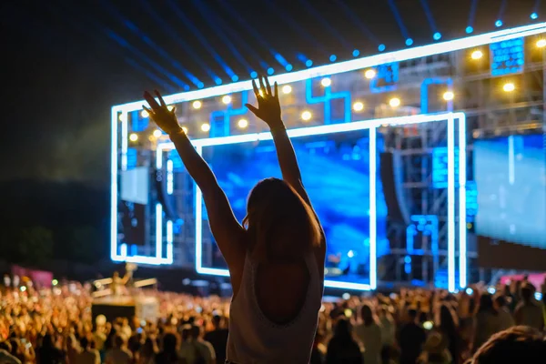 Žena tancuje na otevřeném vzdušných hudebních festivalových — Stock fotografie