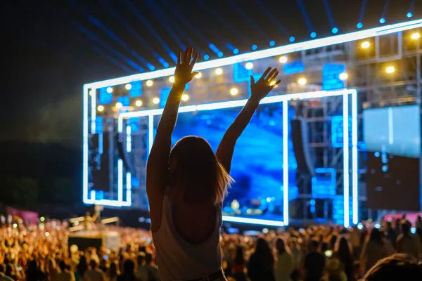 Mulher está dançando no festival de música ao ar livre — Fotografia de Stock