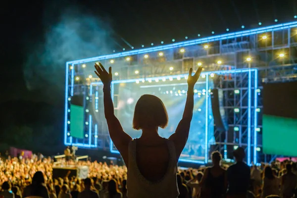 Vrouw is dansen op Open Air muziekfestival — Stockfoto