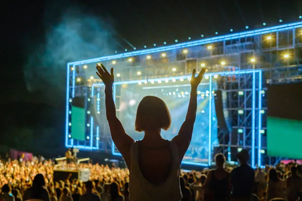 Mulher está dançando no festival de música ao ar livre — Fotografia de Stock