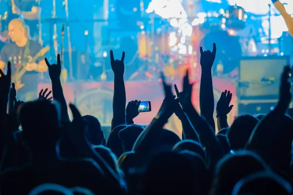 Οπαδοί ζητωκραυγάζουν μουσικούς στη σκηνή σε ζωντανή ροκ μουσική συναυλία — Φωτογραφία Αρχείου
