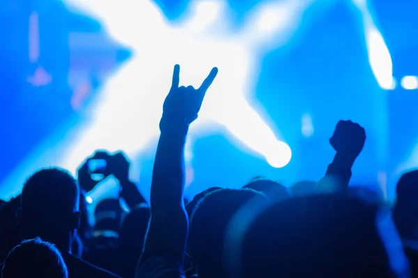 Fans cheering musicians on stage at live rock music concert — Stock Photo, Image