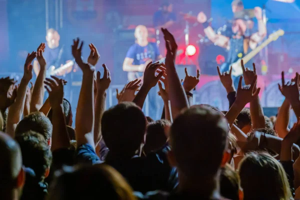 Fãs torcendo músicos no palco no concerto de música rock ao vivo — Fotografia de Stock