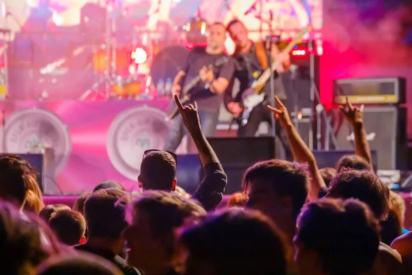 Fans juichen muzikanten op het podium bij Live rock muziek concert — Stockfoto