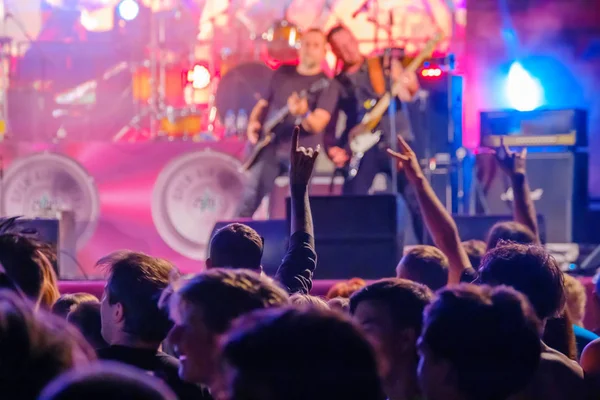 Fans cheering musicians on stage at live rock music concert — Stock Photo, Image