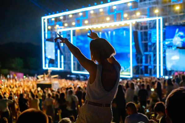 Женщина танцует на музыкальном фестивале под открытым небом — стоковое фото