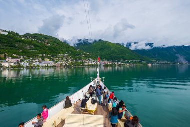 Chillon Castle Cenevre Gölü boyunca turistik gemi yelken.
