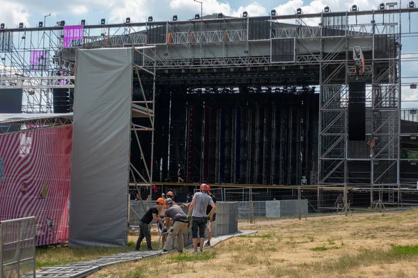 Trabajadores están construyendo el escenario para el Festival Internacional de Jazz Usadba Jazz en Kolomenskoe Park — Foto de Stock