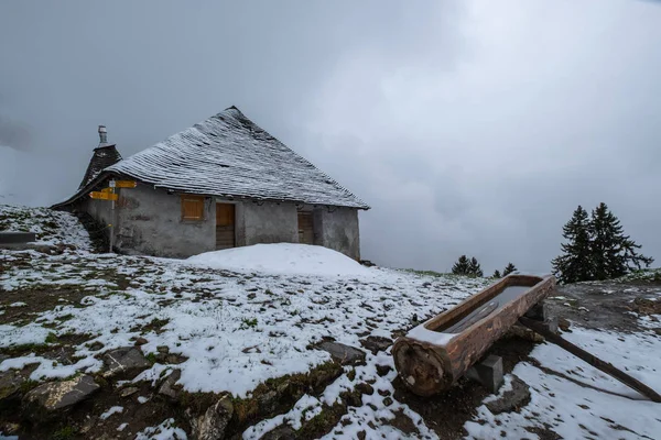 Chalé na Suíça Alpes montanhas — Fotografia de Stock