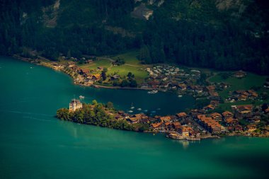 Brienz gölü üzerinde Isetwald köyünün hava manzara
