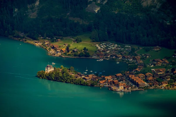 Brienz gölü üzerinde Isetwald köyünün hava manzara — Stok fotoğraf