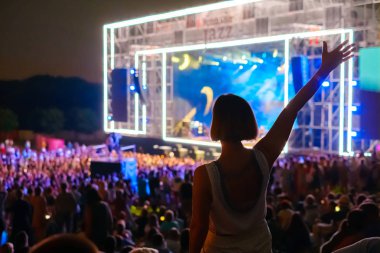Kadın açık hava müzik festivalinde dans ediyor