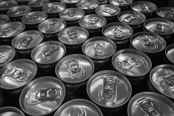 Embalagem de bebidas em latas de alumínio em uma loja — Fotografia de Stock