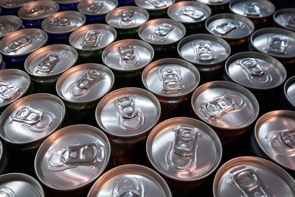 Embalagem de bebidas em latas de alumínio em uma loja — Fotografia de Stock