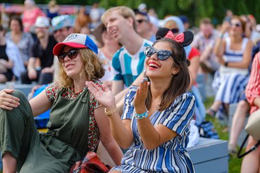Kızlar, açık hava müzik festivalinde müzisyen performansına duygusal tepki
