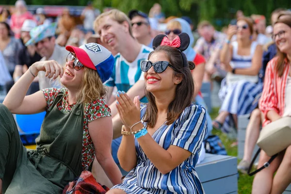 Kızlar, açık hava müzik festivalinde müzisyen performansına duygusal tepki