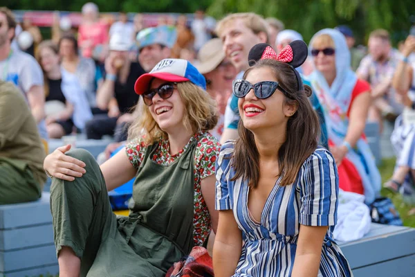 Kızlar, açık hava müzik festivalinde müzisyen performansına duygusal tepki