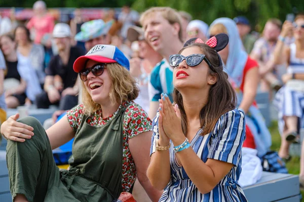 Meninas reagem emocionalmente ao desempenho do músico no festival de música ao ar livre — Fotografia de Stock