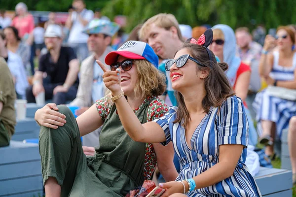 Kızlar, açık hava müzik festivalinde müzisyen performansına duygusal tepki