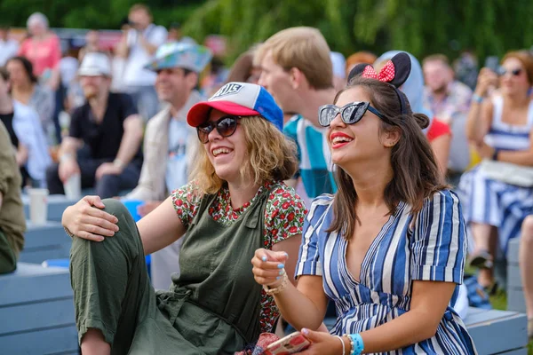 Meninas reagem emocionalmente ao desempenho do músico no festival de música ao ar livre — Fotografia de Stock