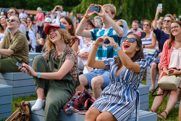 Kızlar, açık hava müzik festivalinde müzisyen performansına duygusal tepki