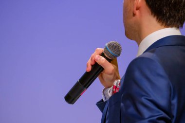 Yetişkin erkek öğretim görevlisi konuşma mikrofon tutan