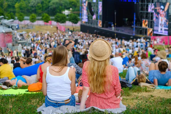 Para ogląda koncert na festiwalu muzyki na otwartym powietrzu — Zdjęcie stockowe