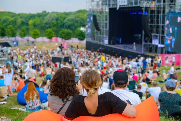 Pareja está viendo concierto en el festival de música al aire libre — Foto de Stock
