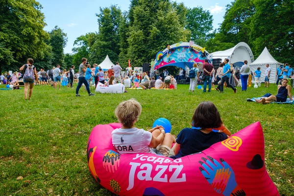 Çift açık hava müzik festivalinde konser izliyor — Stok fotoğraf