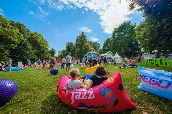 Pár figyeli a koncert szabadtéri zenei fesztivál — Stock Fotó