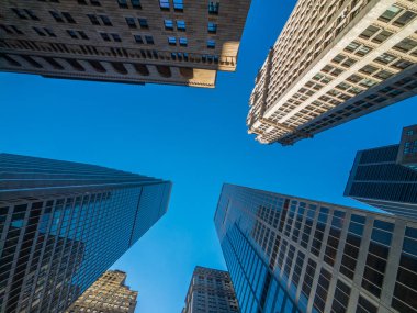 New York gökdelen alttan görünüm