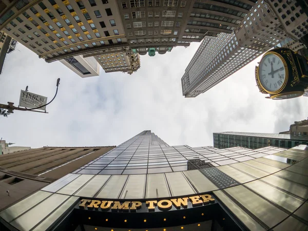 Manhattan 'daki Trump Kulesi Gündüz vakti en altta — Stok fotoğraf