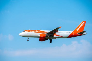 Easyjet havayolu şirketi uçak inişe hazırlanıyor