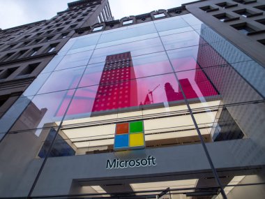 Manhattan 'da 5. Cadde' deki marka mağazasının önünde Microsoft Şirketi logosu