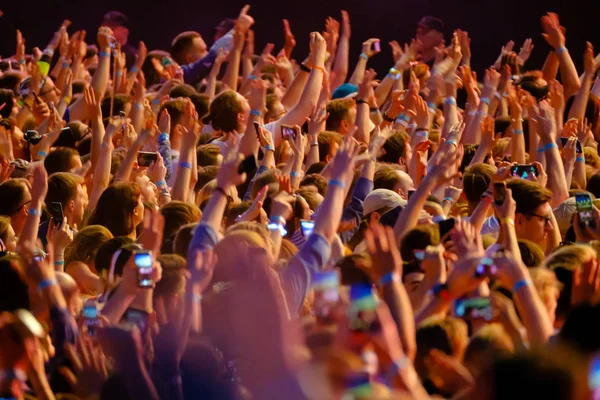 Folle di fan che applaudono al festival di musica all'aperto — Foto Stock