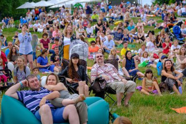 Çift açık hava müzik festivalinde konser izliyor