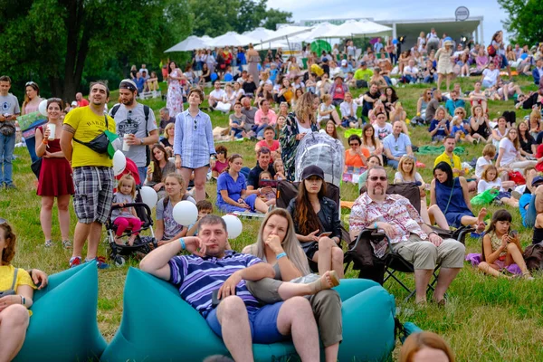 Çift açık hava müzik festivalinde konser izliyor