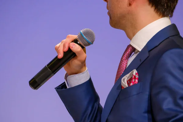 Dospělá mužská přednášející řeč s mikrofonem — Stock fotografie