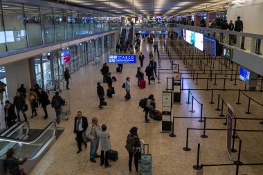 Uluslararası havaalanında yolcu check-in