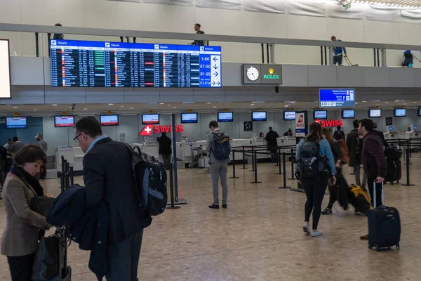Passagier-Check-in am internationalen Flughafen — Stockfoto