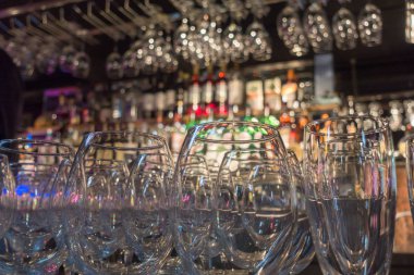 Bardaki boş şarap kadehleri.