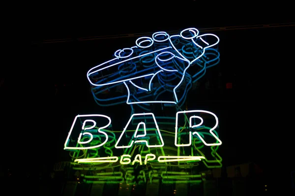 Вывеска Neon bar на улице — стоковое фото